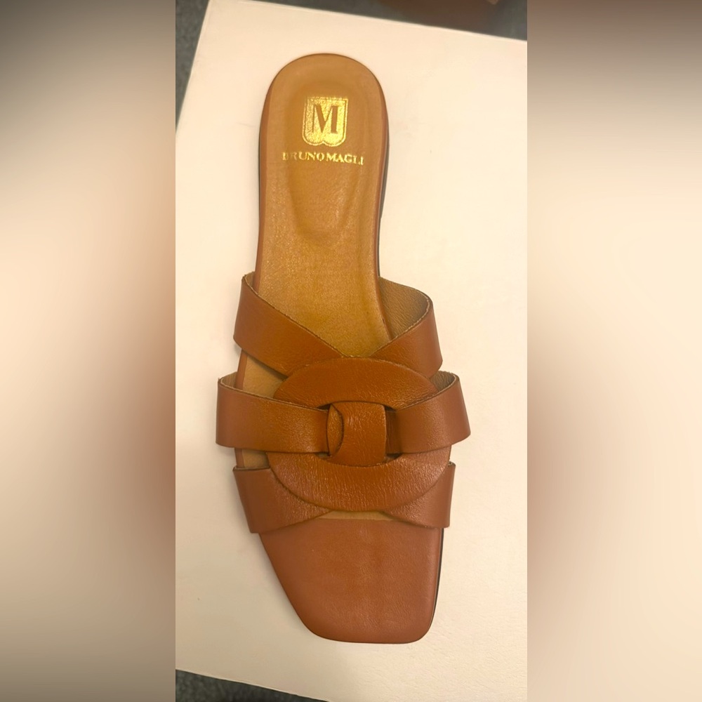 Bruno Magli
Cognac sandals